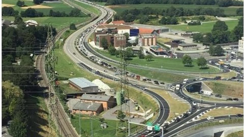 Ina autostrada cun la rundella da Cuira sid. 