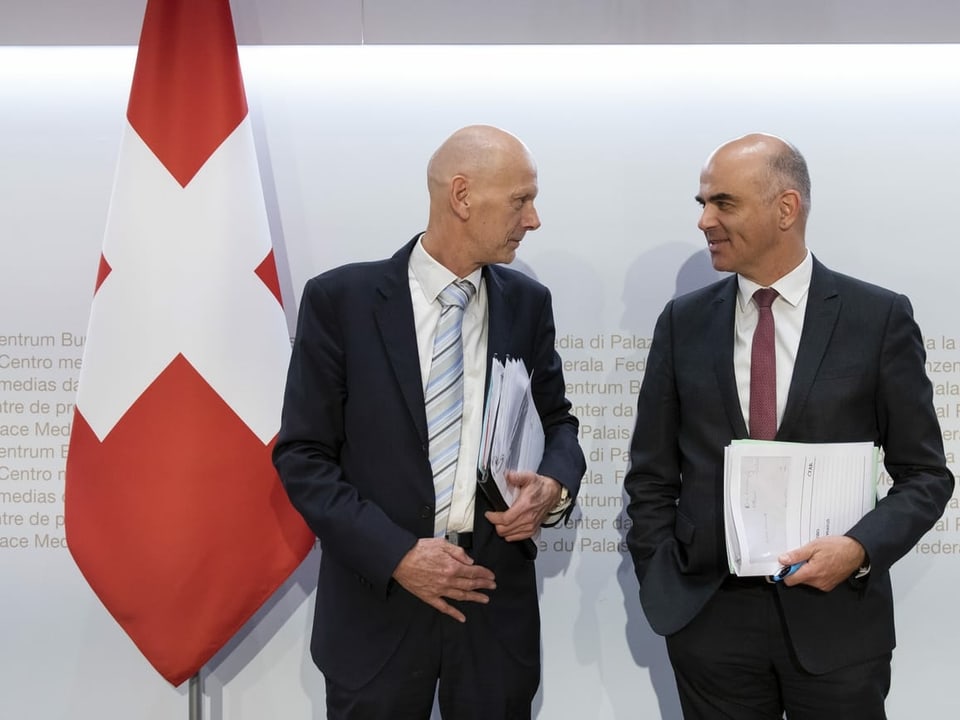 Daniel Koch e ses schef, il minister da sanadad, Alain Berset: Daniel Koch ed Alain Berset stattan in sper l'auter sper ina bandiera svizra