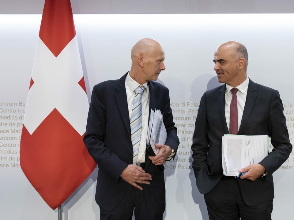 Daniel Koch ed Alain Berset stattan in sper l'auter sper ina bandiera svizra