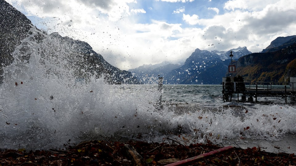 La riva dal Lai d’Uri a Brunnen (SZ) nua ch’il favugn ha buffà cun 104 km/h