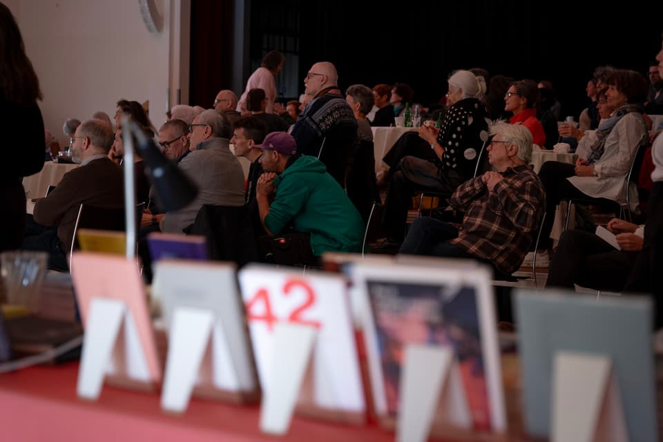 Am Samstagmorgen hat sich bereits ein grosses Publikum in der Halle in Domat versammelt.