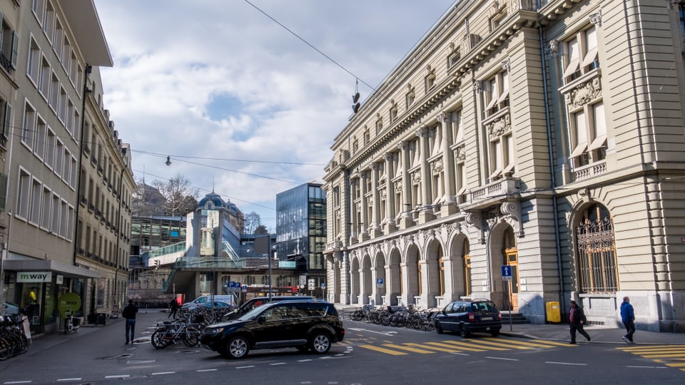 La plazza a la fin da la Aarbergergasse a Berna.