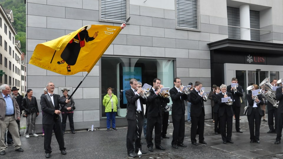 Musicants che sunan sin in plaz, sanestra smaina il bandierel sia bandiera.