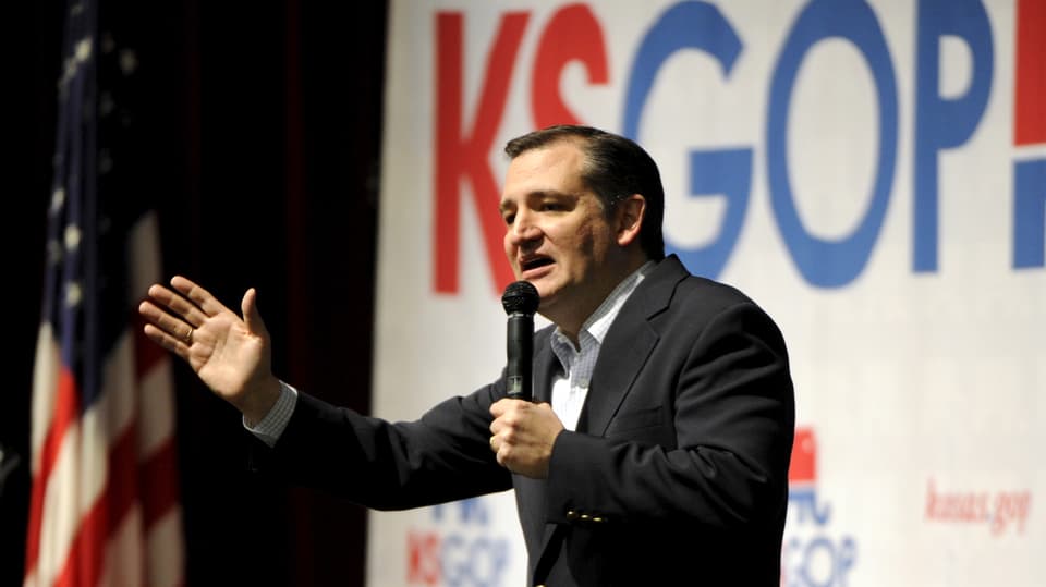 Il candidat republican Ted Cruz sa drizza a votants.