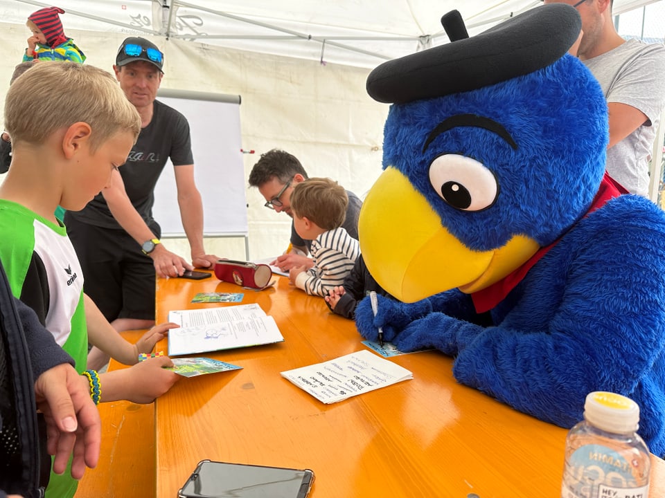 Globifigur bei der Autogrammzeichnung
