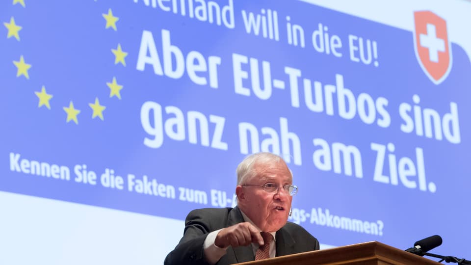 L'anteriur cusseglier federal Christof Blocher ha plidà avant bun 500 commembers da la AUNS per in nov cumbat cunter l'UE.