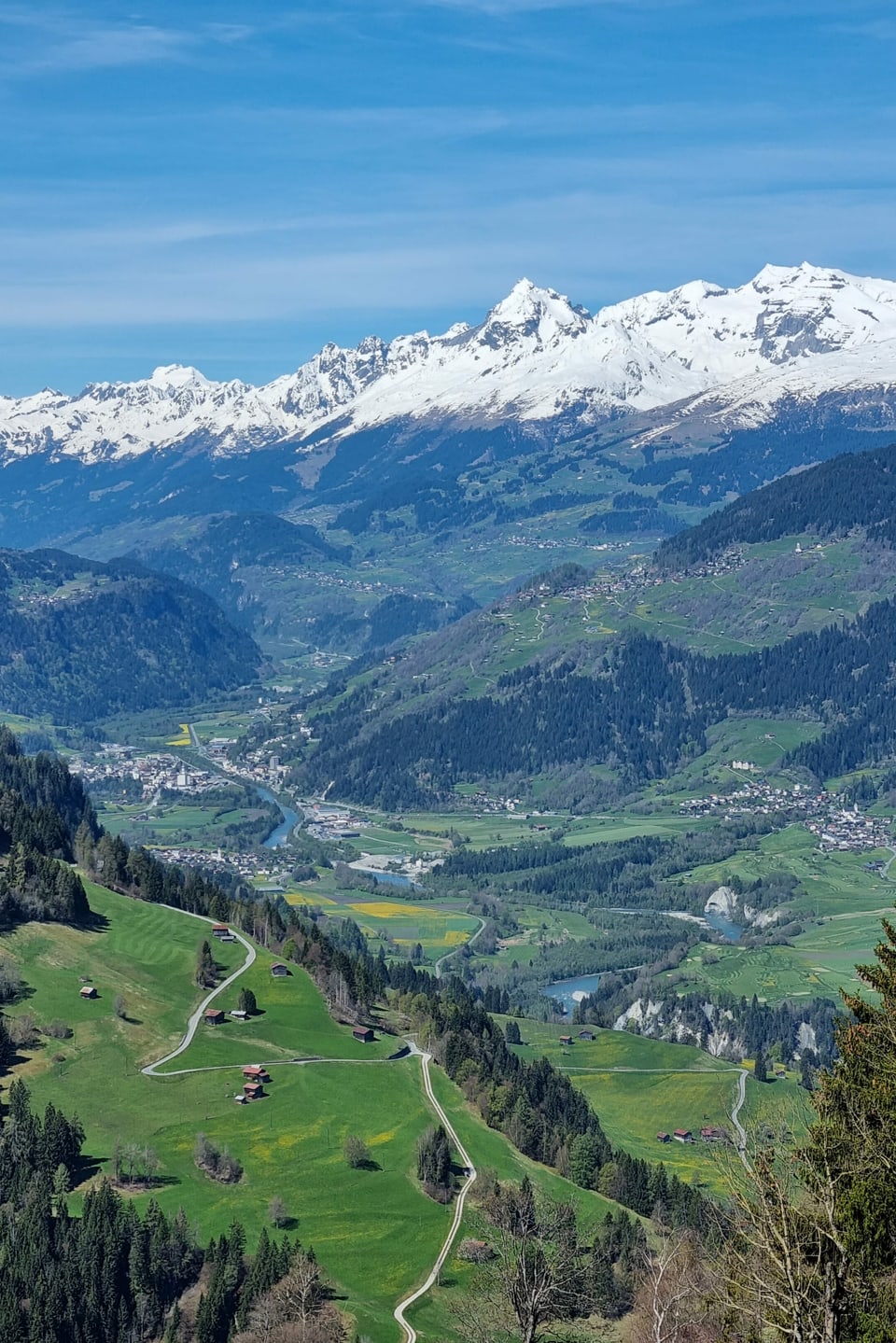 Vista vers la Cadi Panoramasicht über Cadi mit Brigelserhörner im Hintergrund