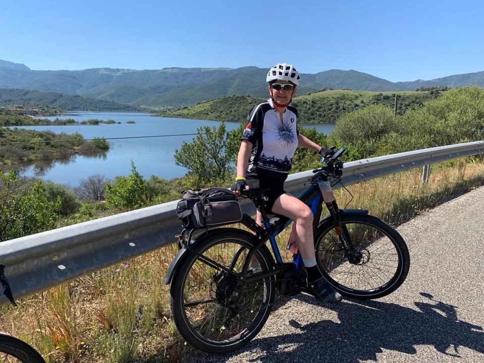 Lucrezia Wolf-Delnon cun ses e-bike da 45 km. 