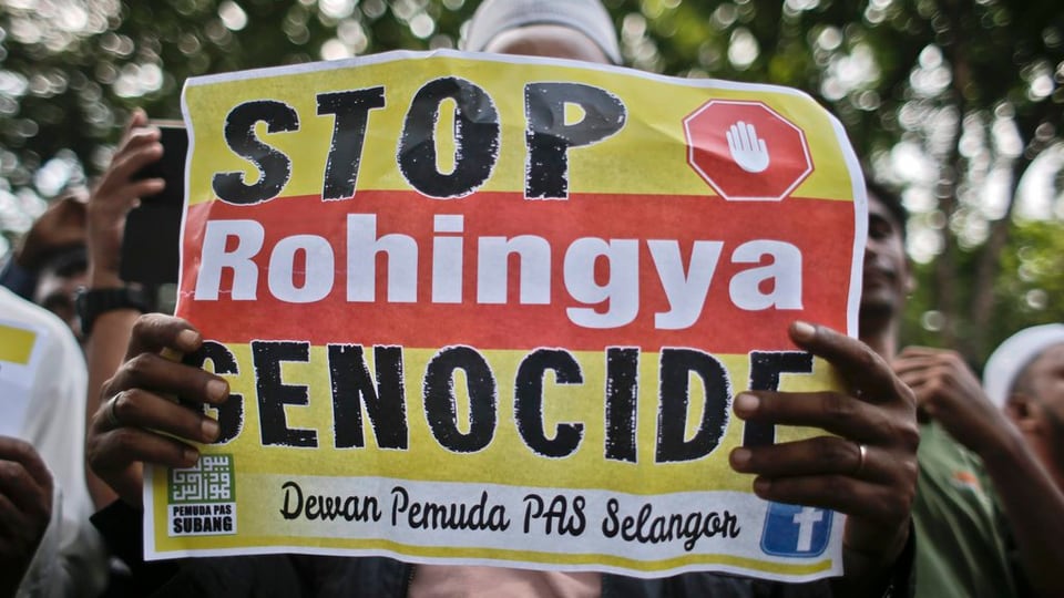 Insatgi che tegna si il placat cun scrit si per englais «Stop al genocid cunter Rohingya».
