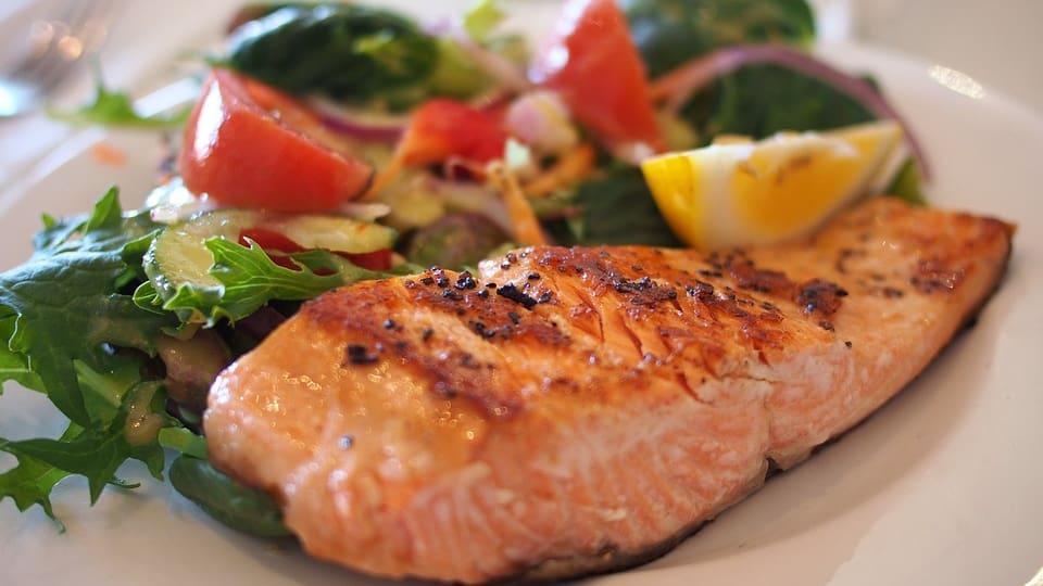 Taglier da fitness cun charn e salata.