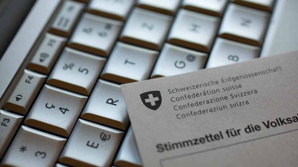 Ina tastatura ed in cedel da vuschar che simboliseschan e-voting.