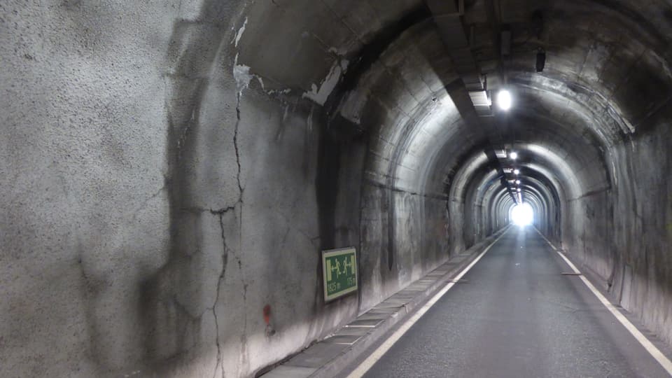 Tunnel cun sfessas en las paraids.