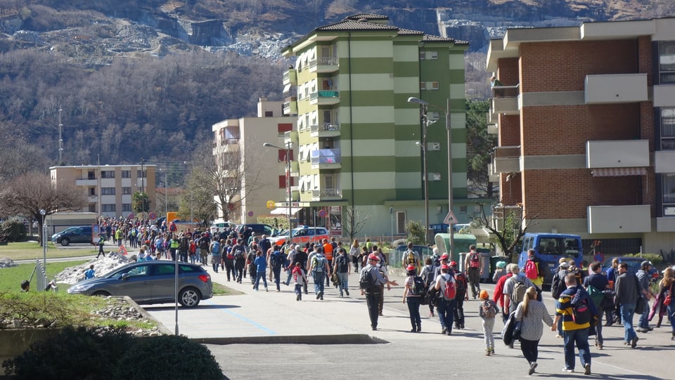 Ils figurants sa radunan en la halla da glatsch a Biasca, nua ch'i dat ina marenda.