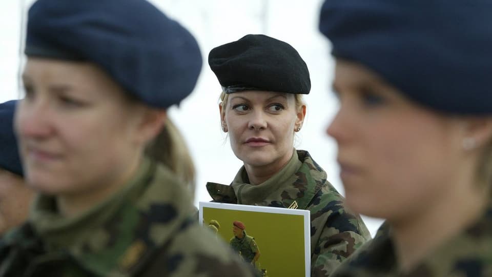 Trais dunns en servetsch militar.