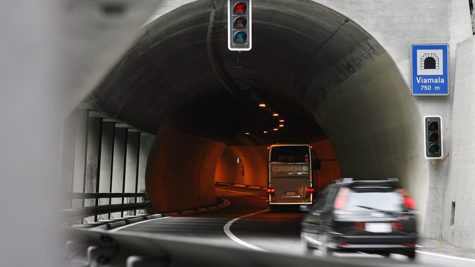 In auto charrescha en il tunnel dal Viamala