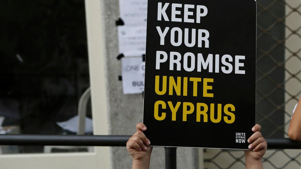 mauns d'in uffant che tegnan si in placat per l'unitad da la Cipra