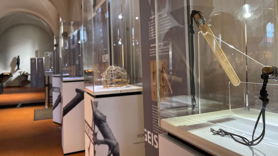 L’exposiziun mussa ina seria dad indizis – Ina seria da vitrinas.