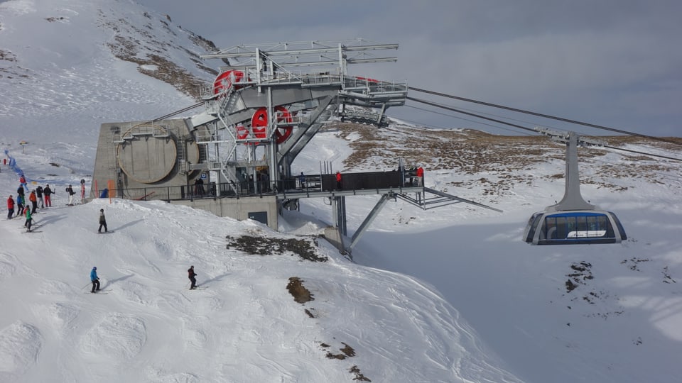 La staziun a muntogna cun la pendiculara d'Arosa.