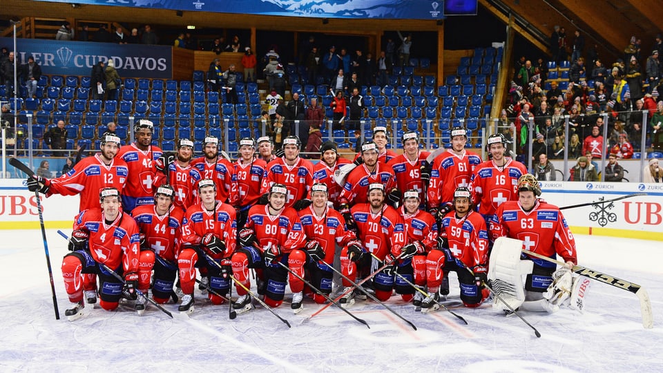 L'equipa naziunal che posescha en la halla da glatsch da Tavau per la foto.