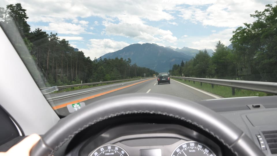 Ina roda da manar en in auto. 