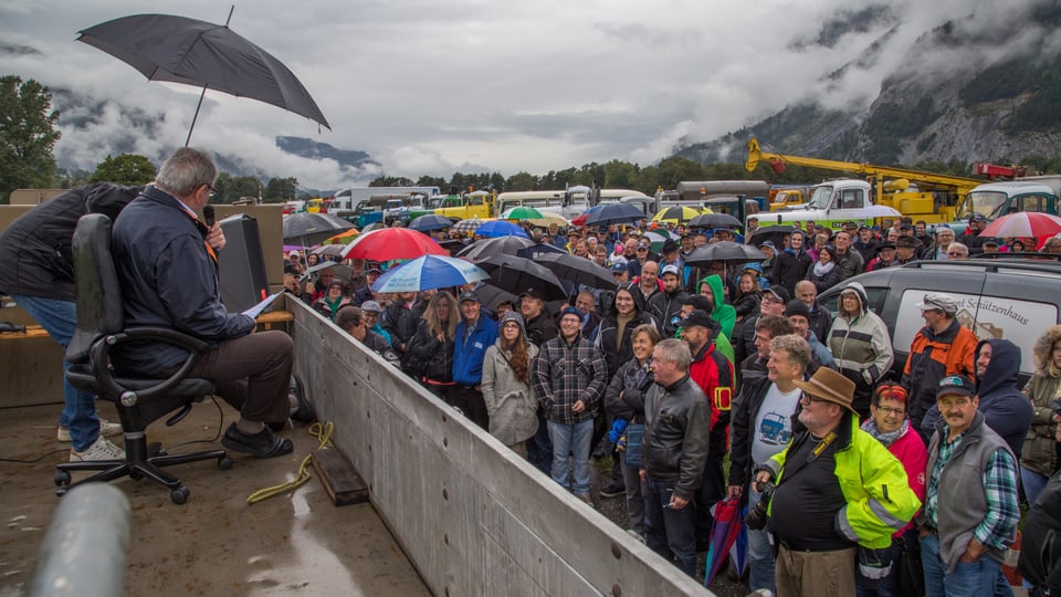 Hans Fischer l'organisatur declera la ruta als participants.