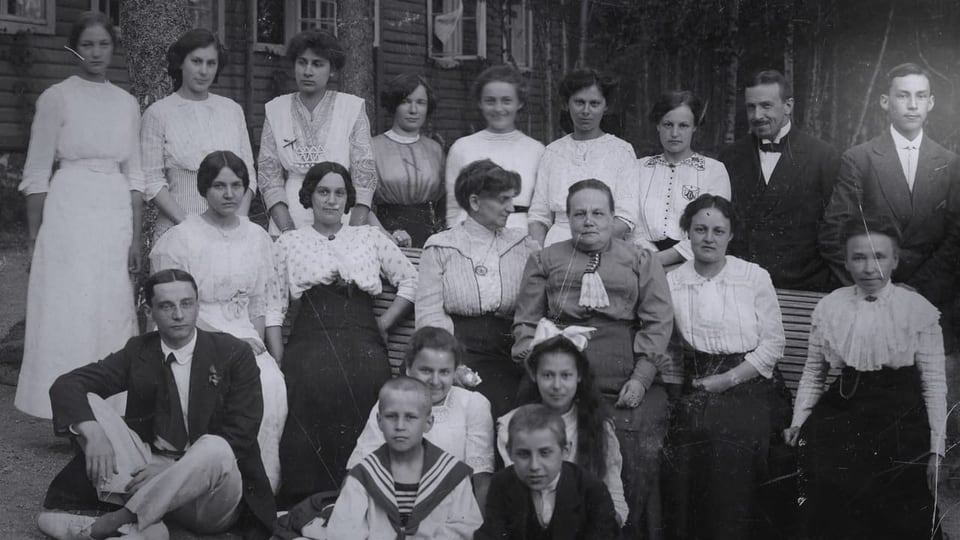 Schwarz-Weiss-Foto mit 30 Personen der Familie Conradi in St. Petersburg.