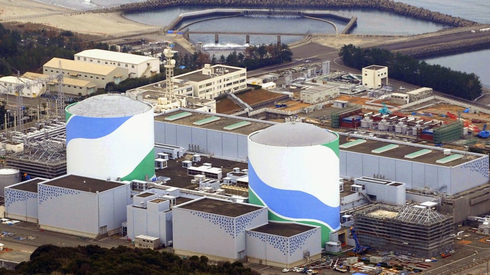 Dus reacturs da l’ovra atomara cun containers, sper la mar.