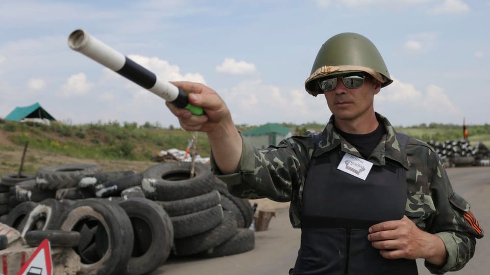 In separatist pro-russ vi da far controllas dad autos datiers da la citad da Lugansk. 