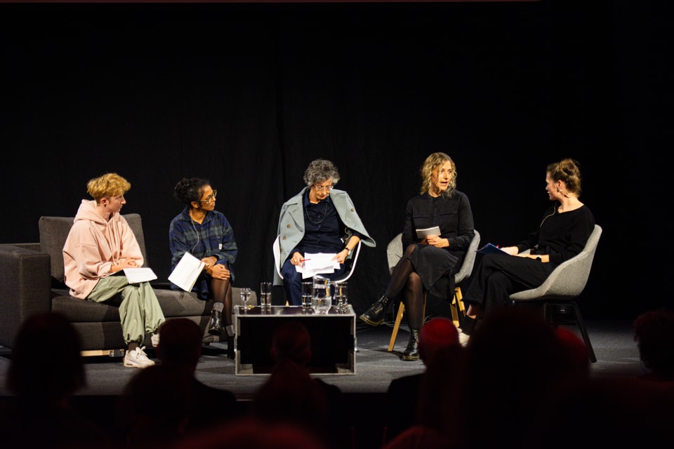 Diskusion zwischen Asa Hendry, Gianna Olinda Cadonau, Annetta Ganzoni, Marietta Cathomas Manetsch und Sabrina Bundi.