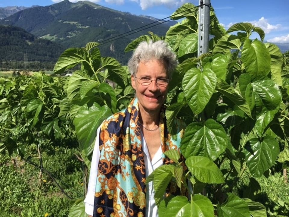 Helene von Gugelberg dasper in murer cun in foulard da Swiss Silk.