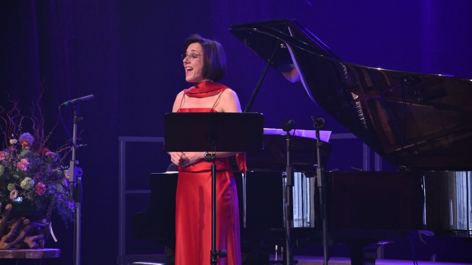 La sopranista Judit Scherrer chanta ina chanzun d'art rumantscha.