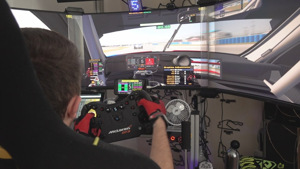 Das Cockpit eines Fahrers von digitalen Autorennen.