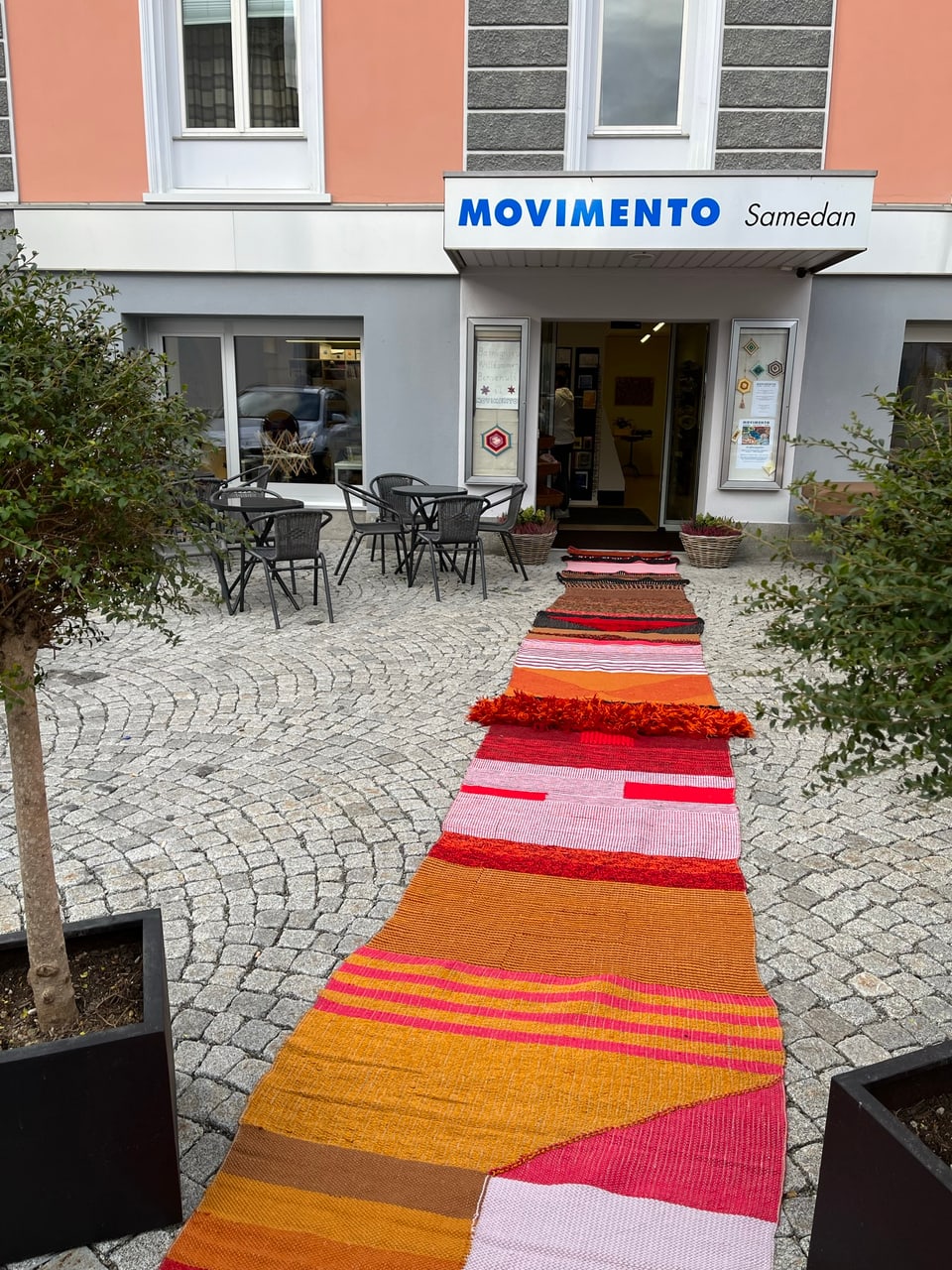 Ein selbstgewebter Teppich als Begrüssung der Besucher des neuen Ladens  von Movimento in Samedan. 