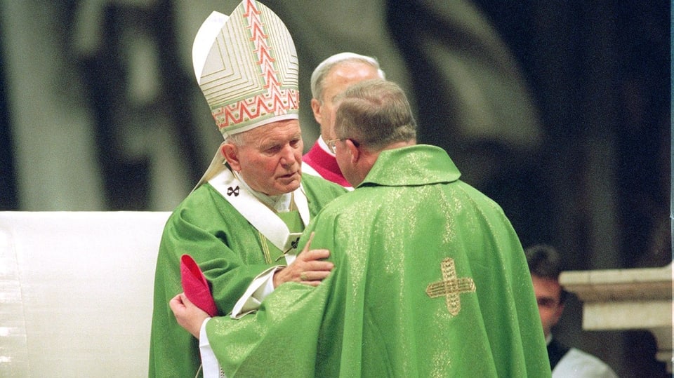Papst Johannes Paul II. umarmt den damaligen Churer Bischof, Wolfgang Haas. 