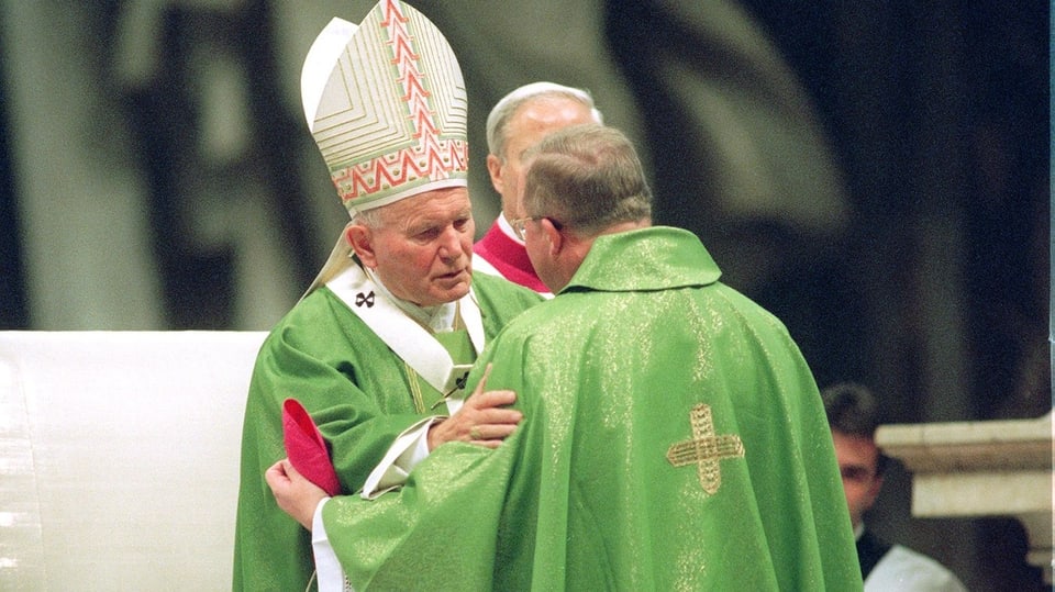 Papst Johannes Paul II. umarmt den damaligen Churer Bischof, Wolfgang Haas.