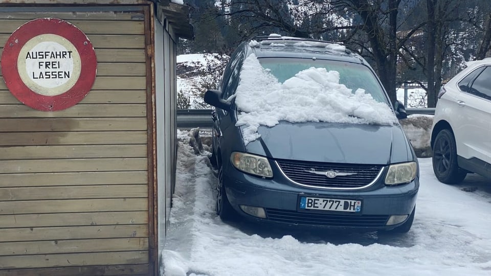 L'auto sa chatta ussa sin in parcadi «Rand» da la vischnanca Albula/Alvra.