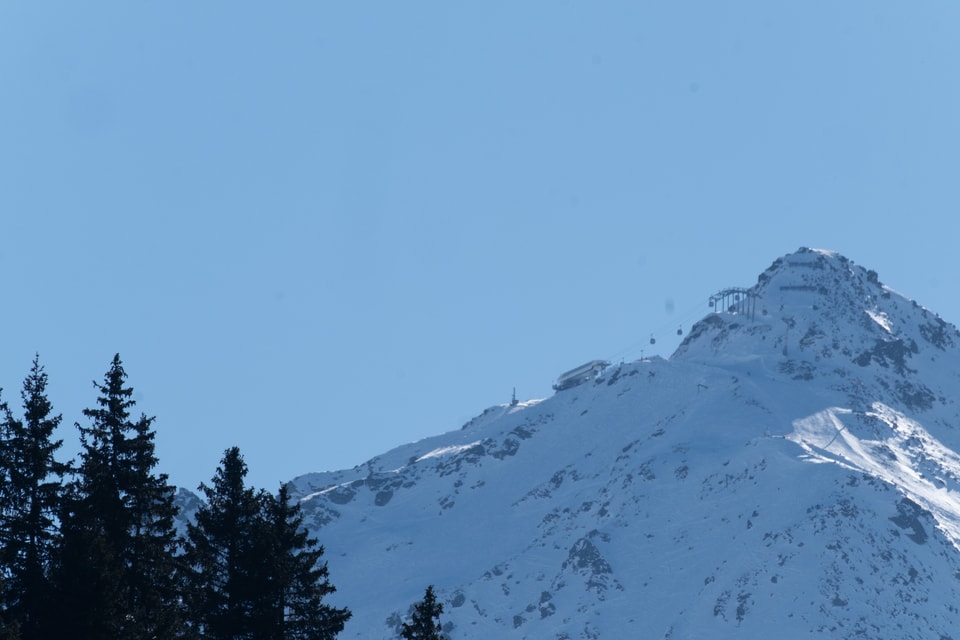 Vista davostiers sin la muntogna cun indrezs da skis.