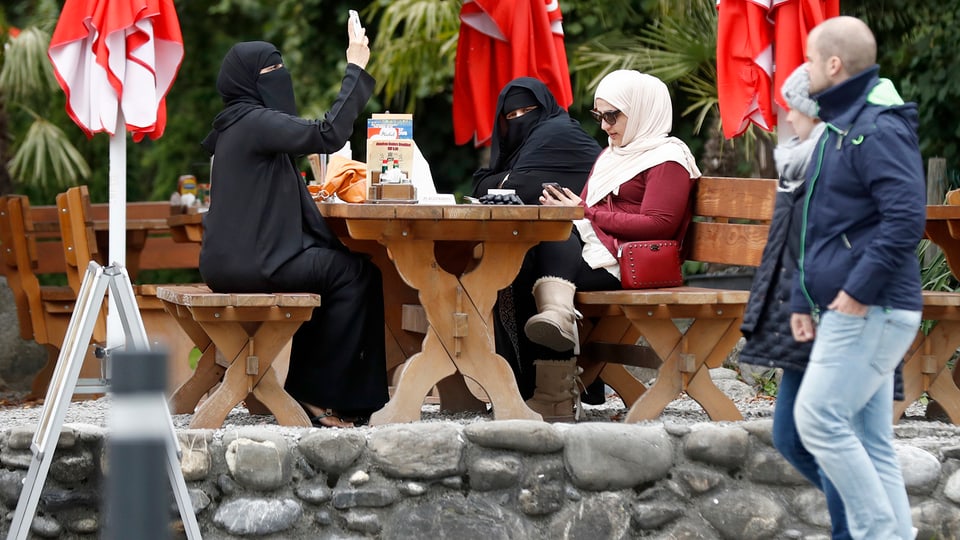 dunnas cun nikab e fazulet da chau. 