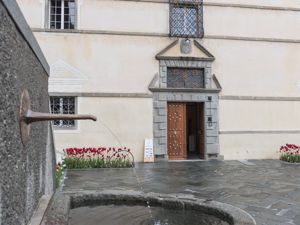 La porta d'entrada en claustra.