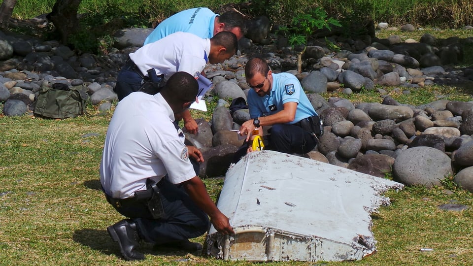 4 umens examineschan in toc dal vrac da l'eroplan MH370