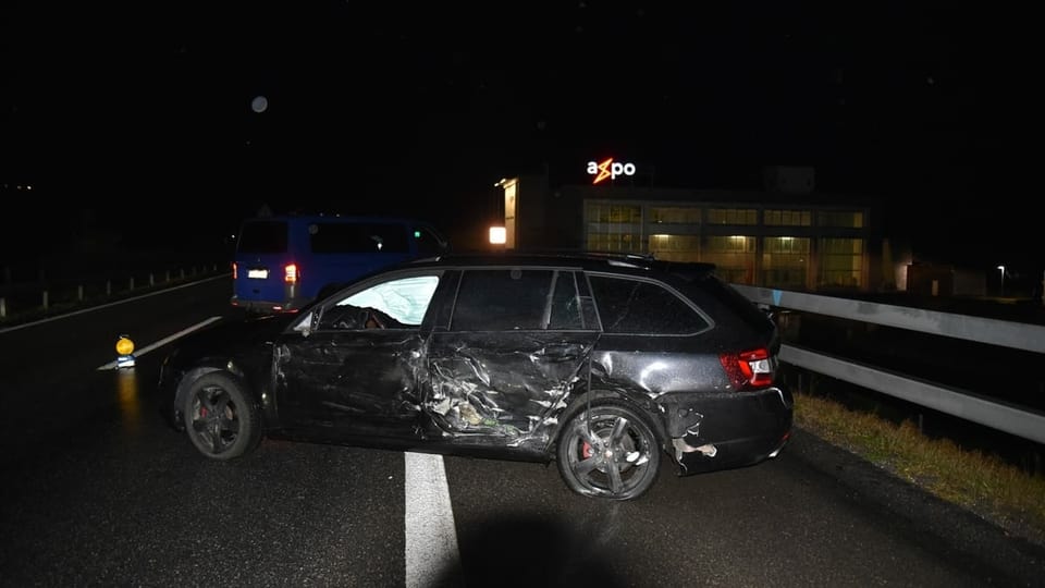 Purtret da l'auto da persunas donnegià sin la via. 