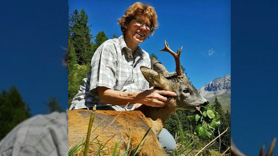 Marianne Cadotsch stat a garnugl. davant ella la preda, in chavriel da sis. Ella tetgn adaut il chau da l'animal.