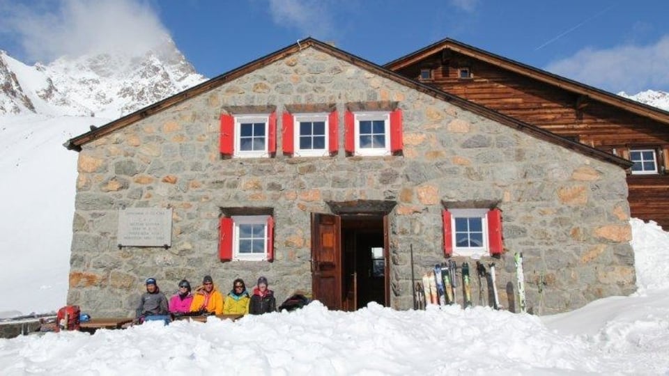 Chamanna d'Es-cha cun skiunzs avant porta