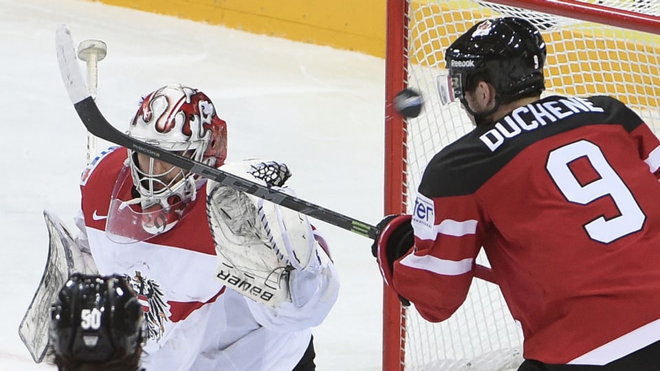 Il canadais Matt Duchene vid sajettar in gol encunter il goli austriac Bernhard Starkbaum.