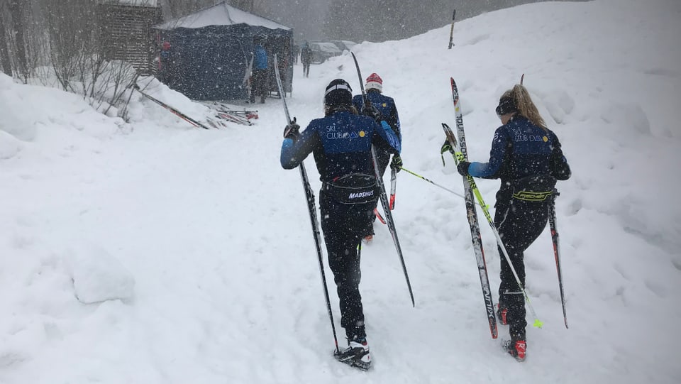 trais giuvnas che chaminan tras la naiv