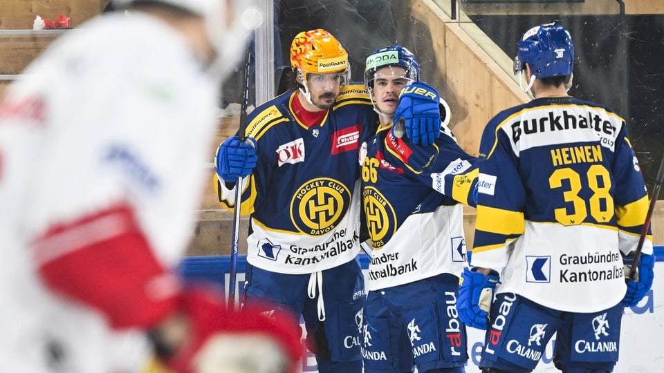 Ils giugaders dal HCD han gì sut controlla ils adversaris da Rapperswil.