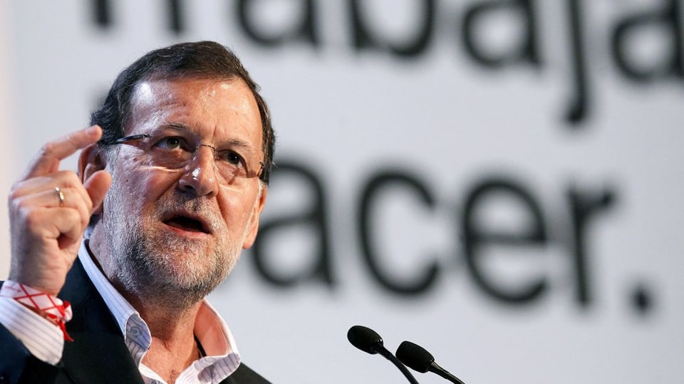 Il primminister spagnol Mariano Rajoy discurra. El tegna si in maun.