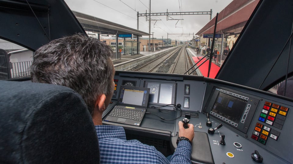 In locomotivist che maina in tren.