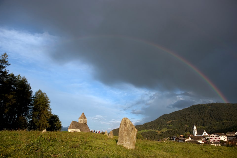 La baselgia da S. Rumetg cun il Parc La Mutta a Falera