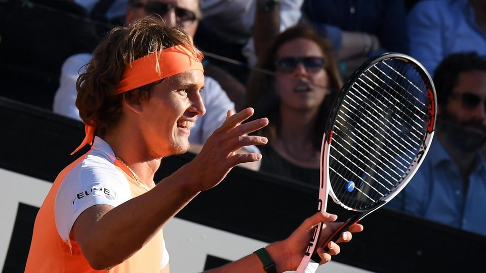 Il giugader da tennis Alexadner Zverev sa legra suenter sia victoria.